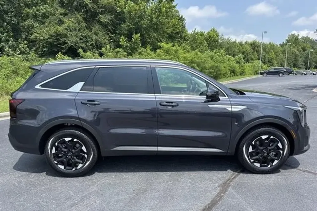 2025 Kia Sorento S photo 1