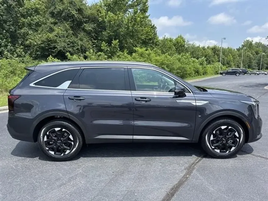2025 Kia Sorento S photo 1