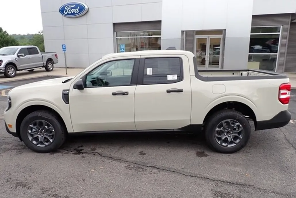 2025 Ford Maverick XLT photo 1