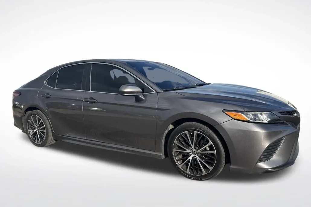 2018 Toyota Camry SE XLE photo 1