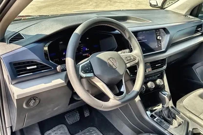 2023 Volkswagen Taos SE photo 1