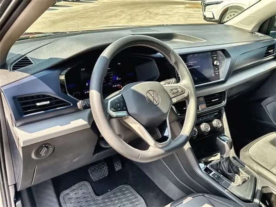 2023 Volkswagen Taos SE photo 1