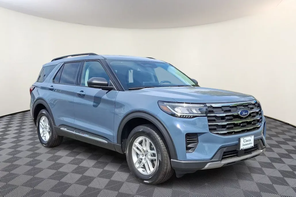 2025 Ford Explorer photo 1