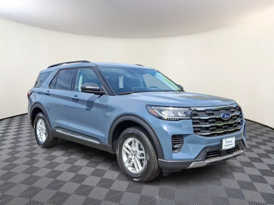 2025 Ford Explorer photo 1