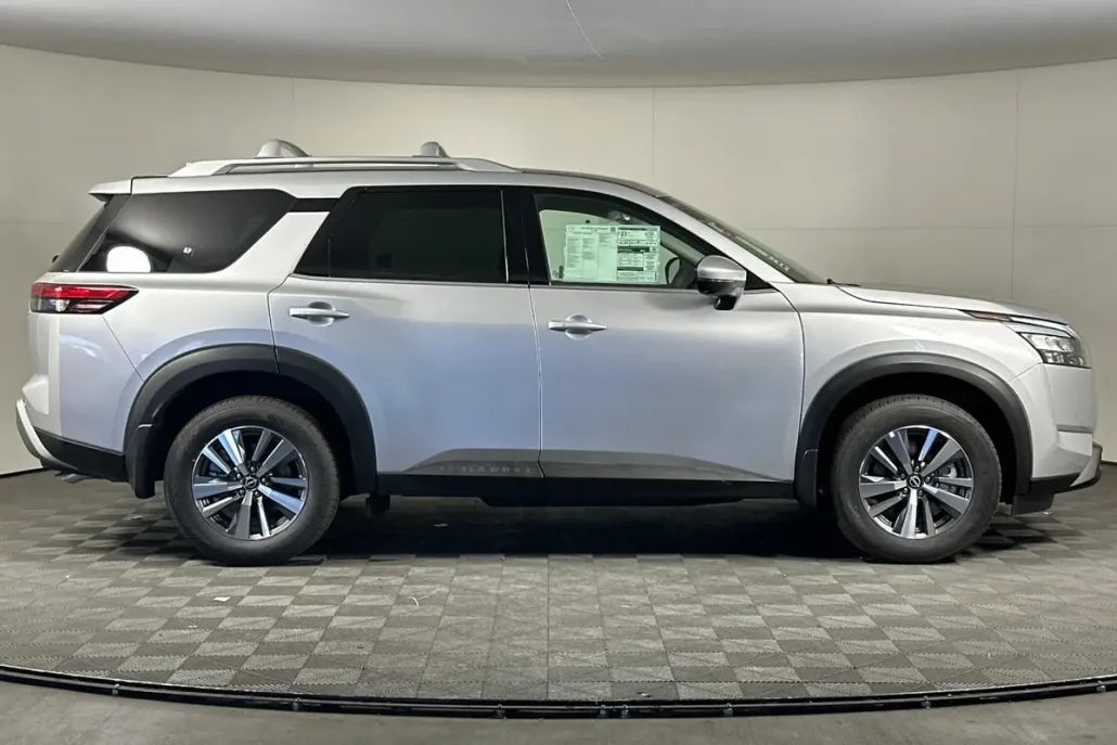 2025 Nissan Pathfinder SL photo 1