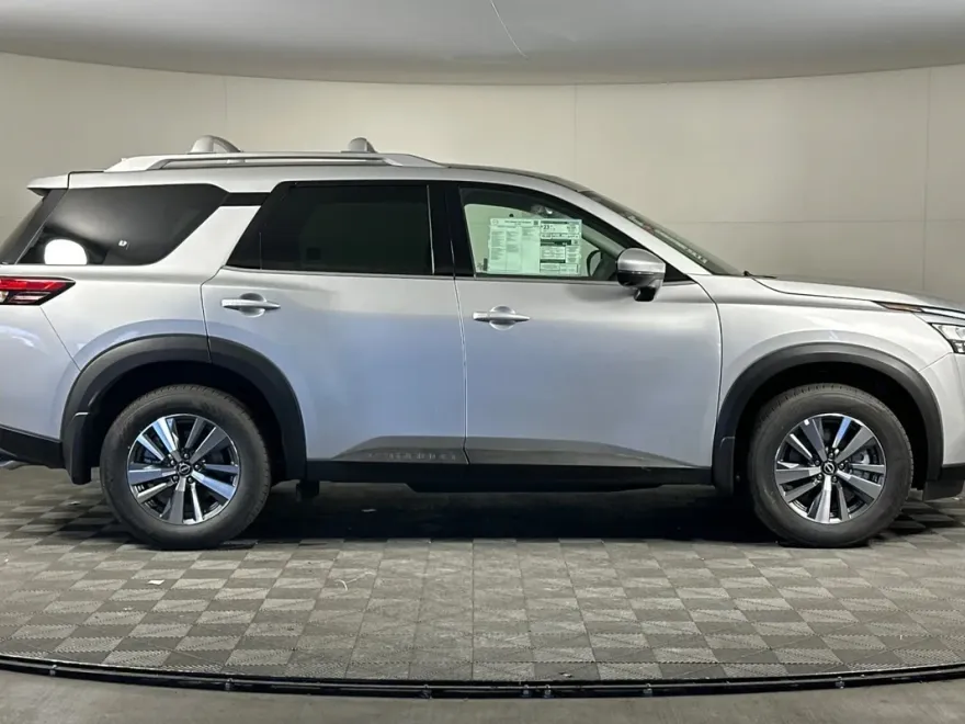 2025 Nissan Pathfinder SL photo 1
