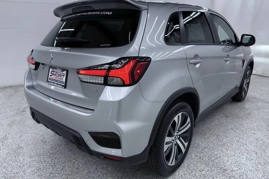 2025 Mitsubishi Outlander Sport SE photo 1