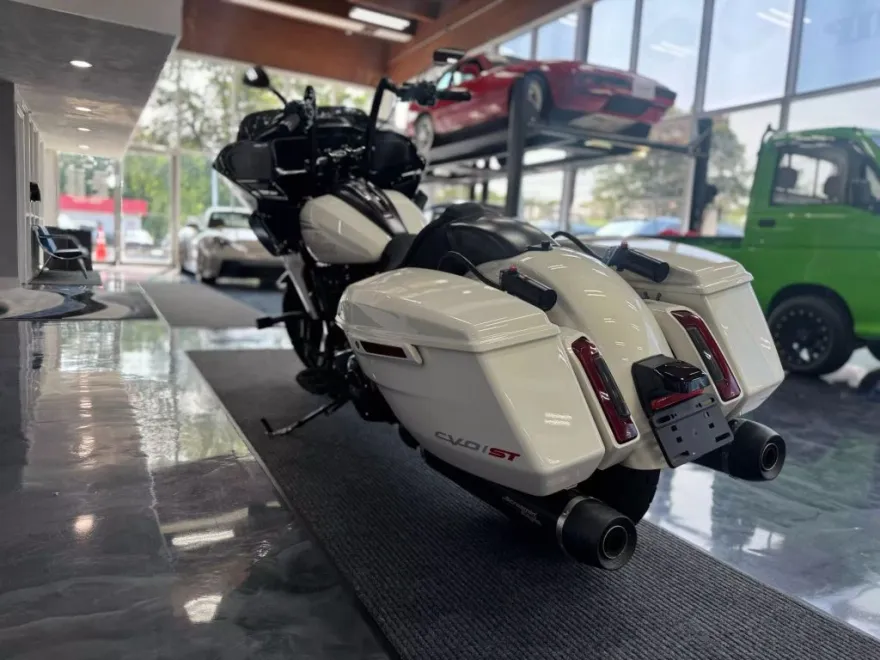 2024 Harley Davidson Road Glide photo 1