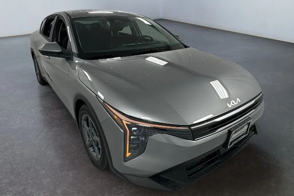 2025 Kia K4 LXS photo 1