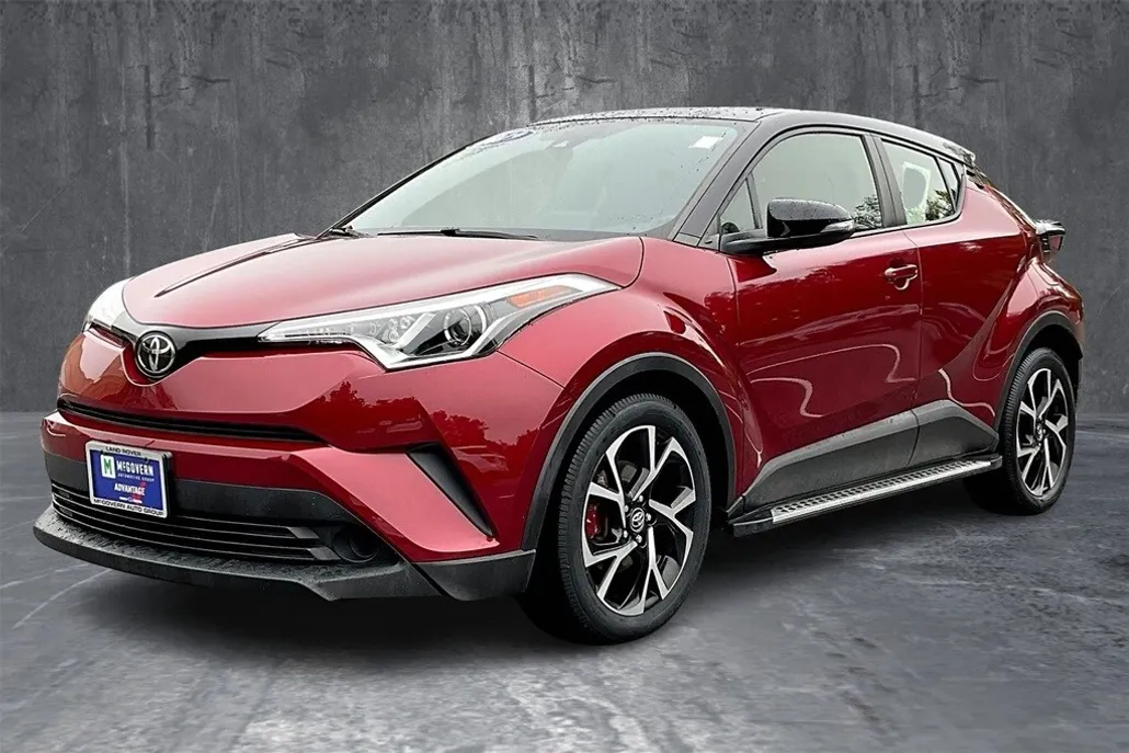 2019 Toyota C-HR XLE photo 1