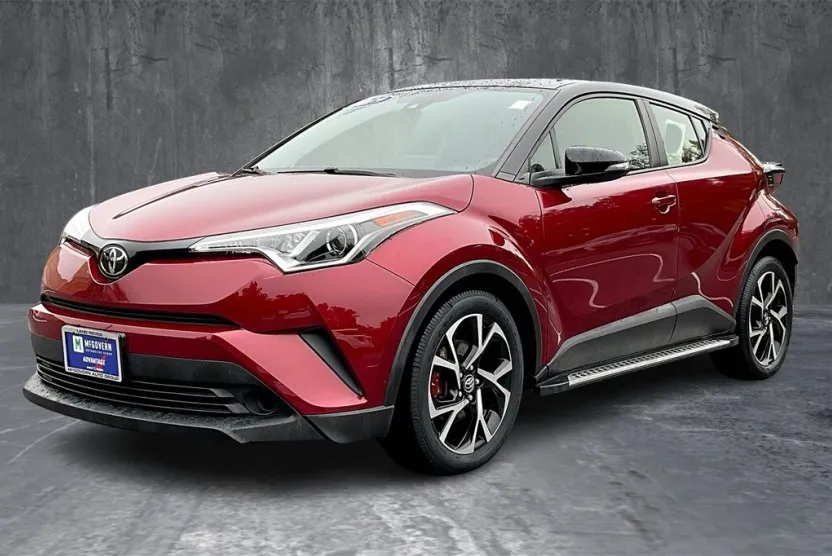 2019 Toyota C-HR XLE photo 1