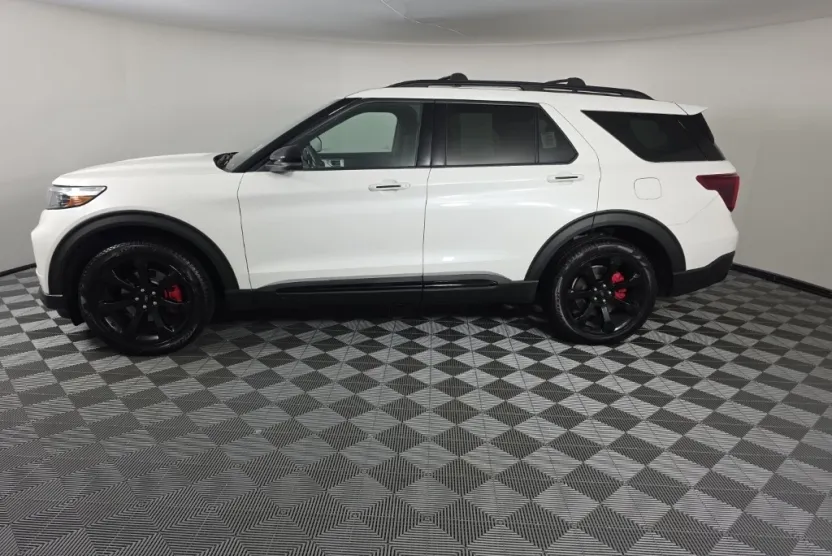 2022 Ford Explorer ST photo 1