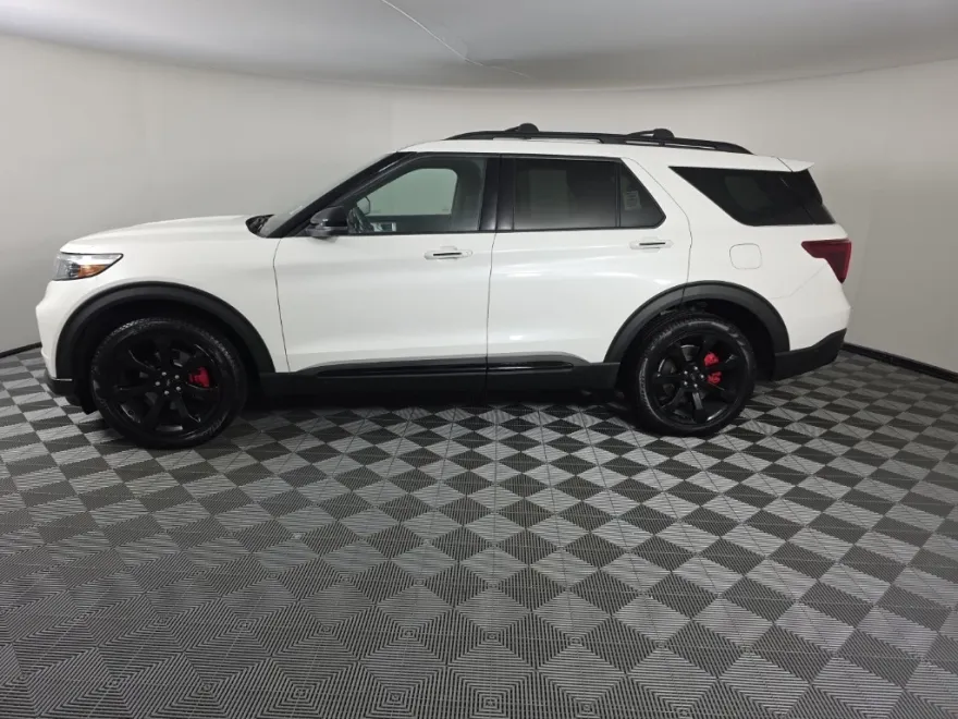 2022 Ford Explorer ST photo 1