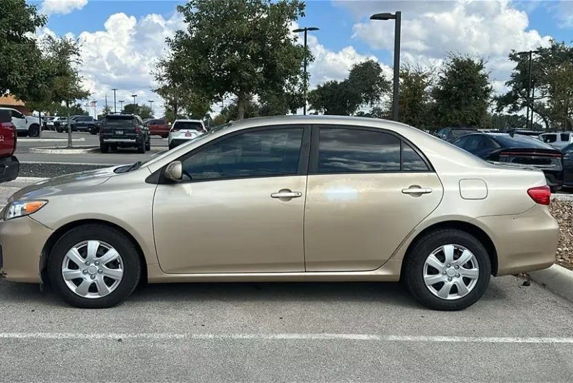 2011 Toyota Corolla LE photo 1