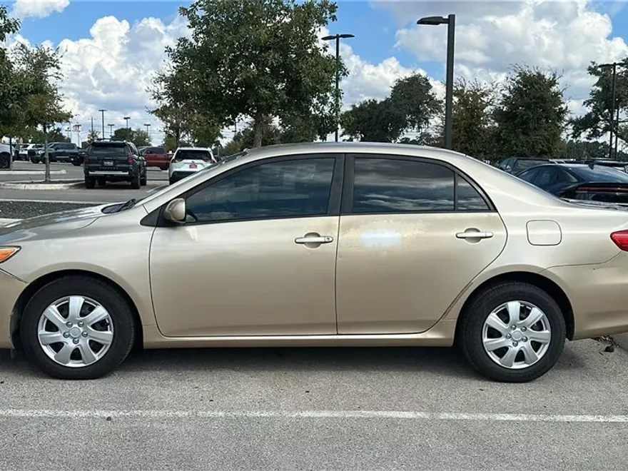 2011 Toyota Corolla LE photo 1