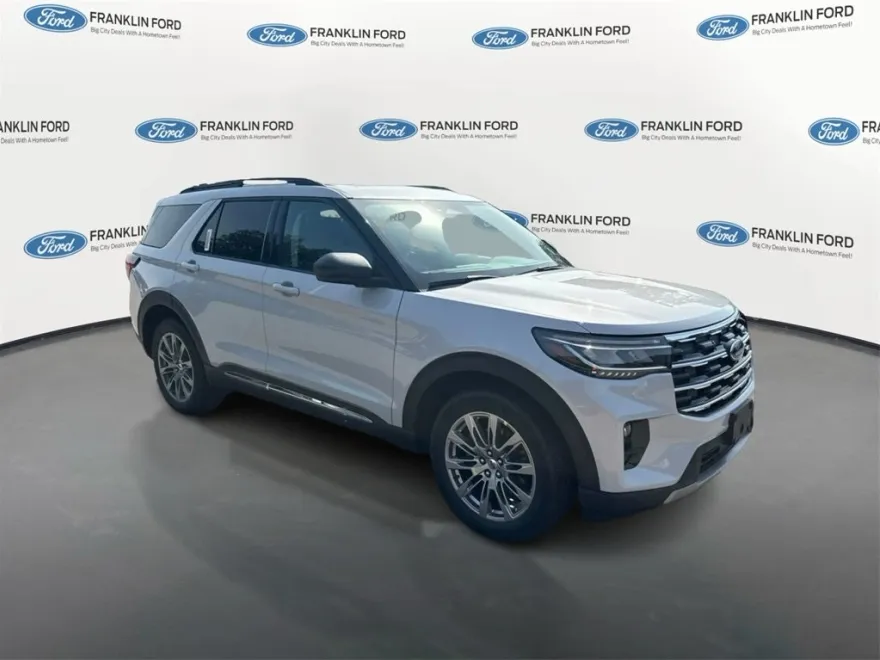 2025 Ford Explorer photo 1