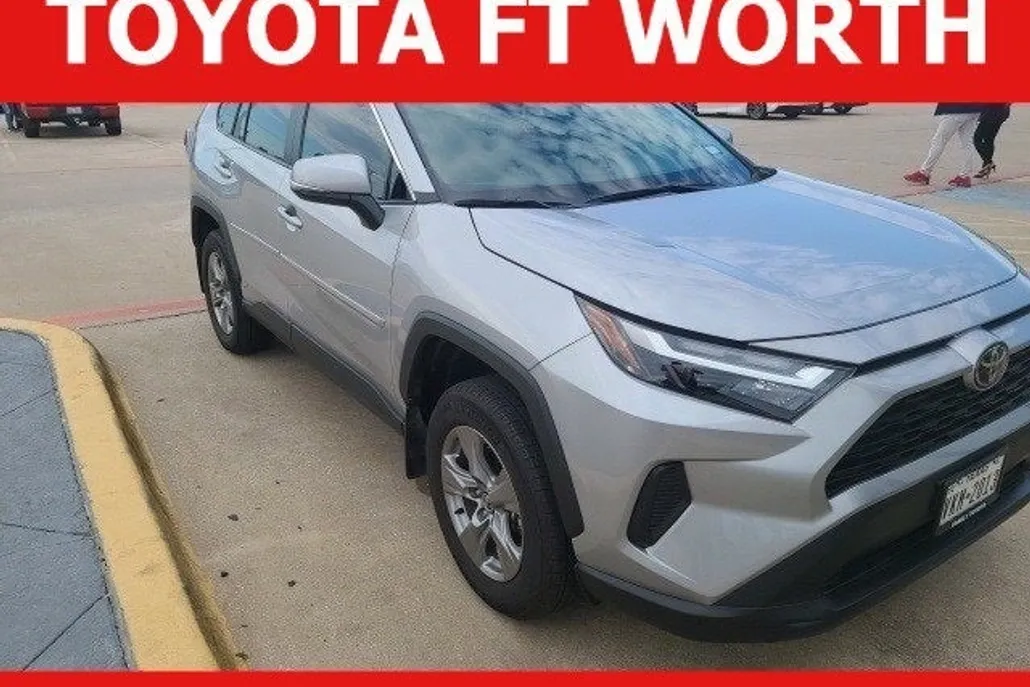 2024 Toyota RAV4 XLE photo 1
