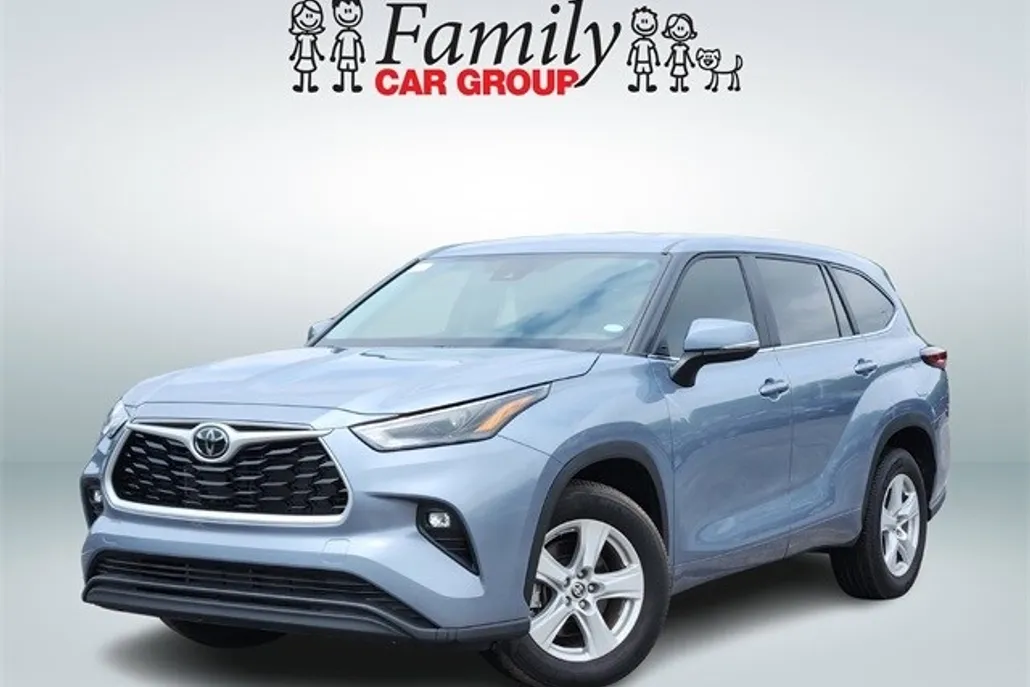 2024 Toyota Highlander LE photo 1