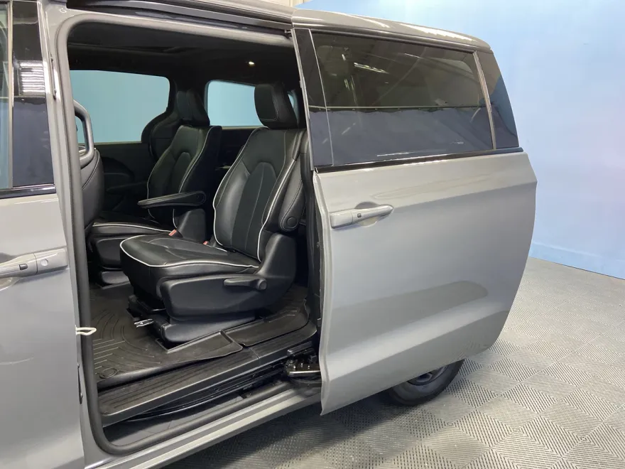 2022 Chrysler Pacifica Hybrid Limited photo 1