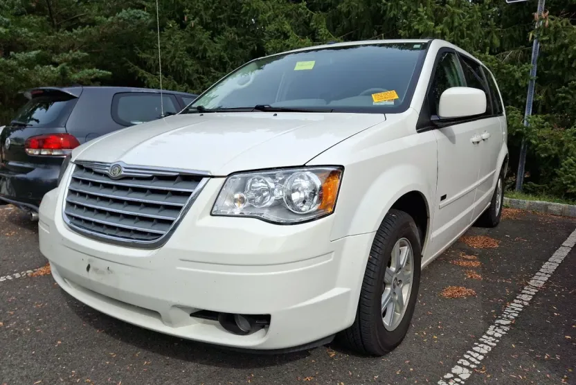 2008 Chrysler Town & Country Touring photo 1
