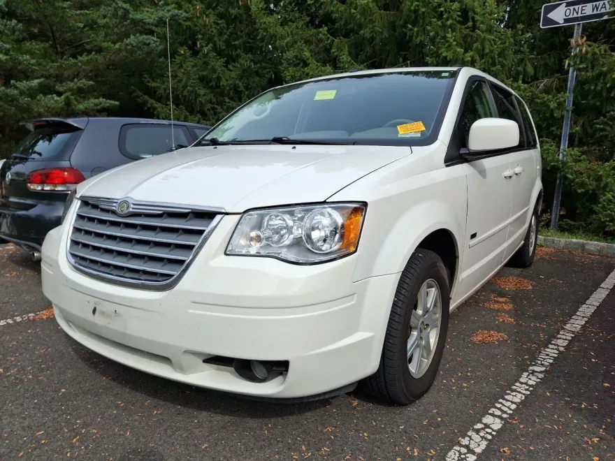 2008 Chrysler Town & Country Touring photo 1
