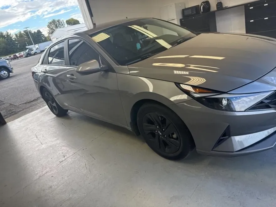 2023 Hyundai Elantra SEL photo 1