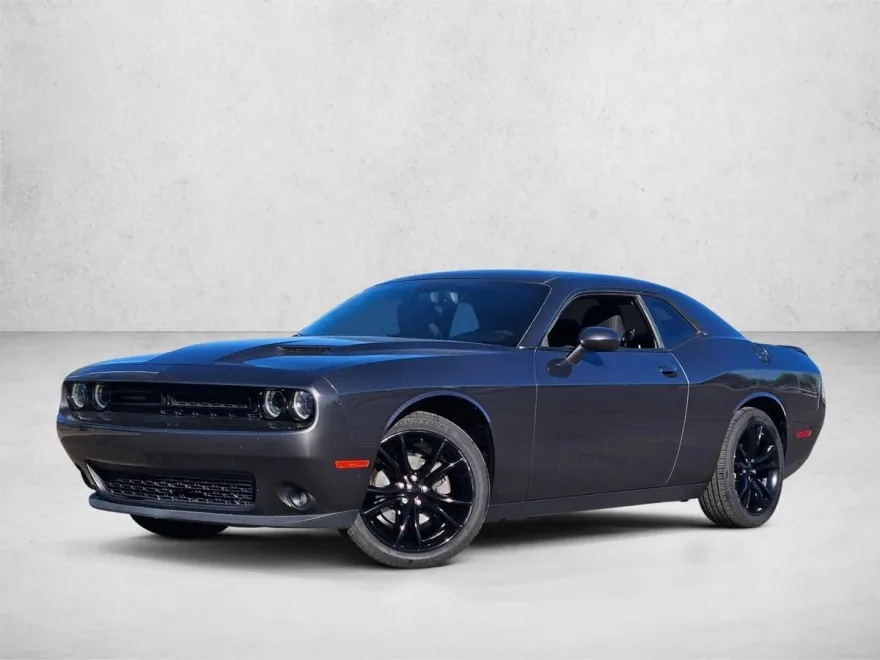 2016 Dodge Challenger SXT photo 1