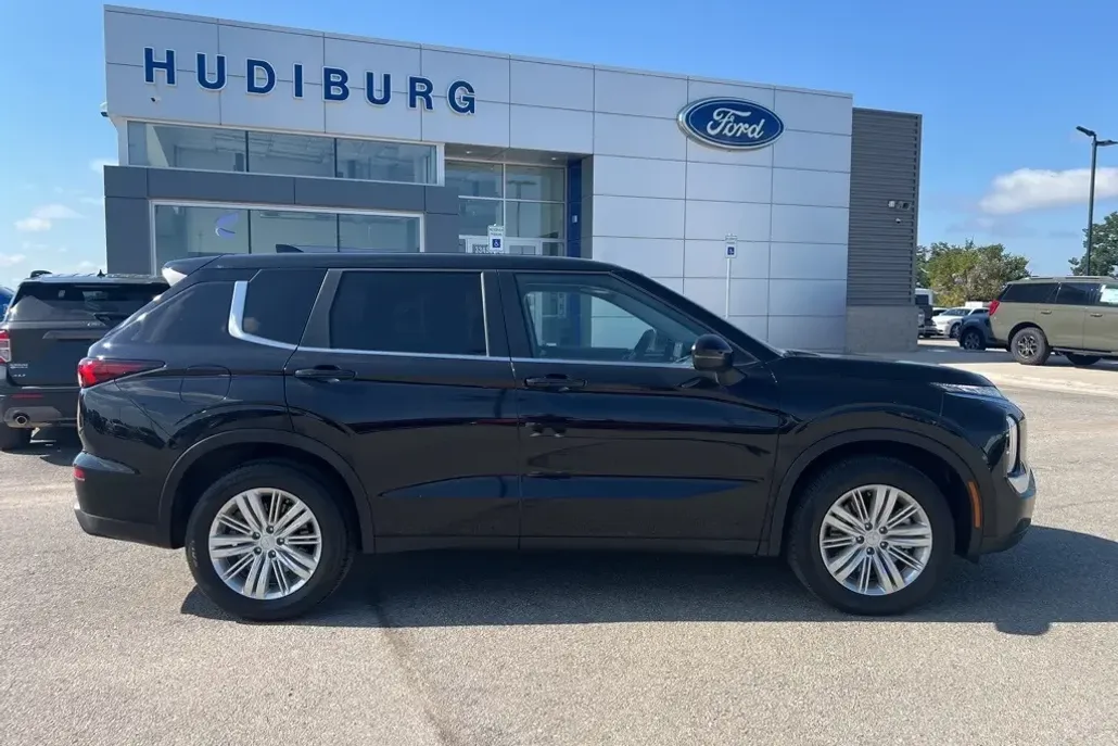 2024 Mitsubishi Outlander ES photo 1