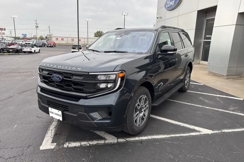 2025 Ford Expedition photo 1