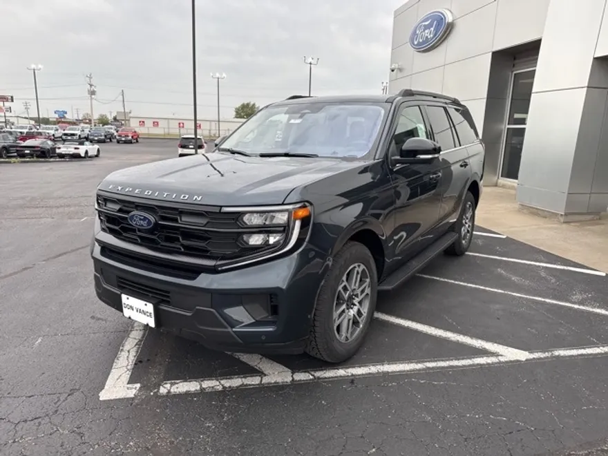 2025 Ford Expedition photo 1