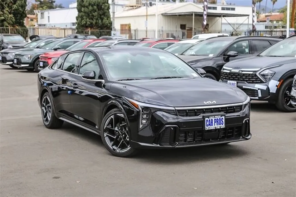 2025 Kia K4 GT-Line photo 1