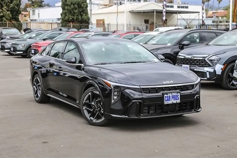 2025 Kia K4 GT-Line photo 1