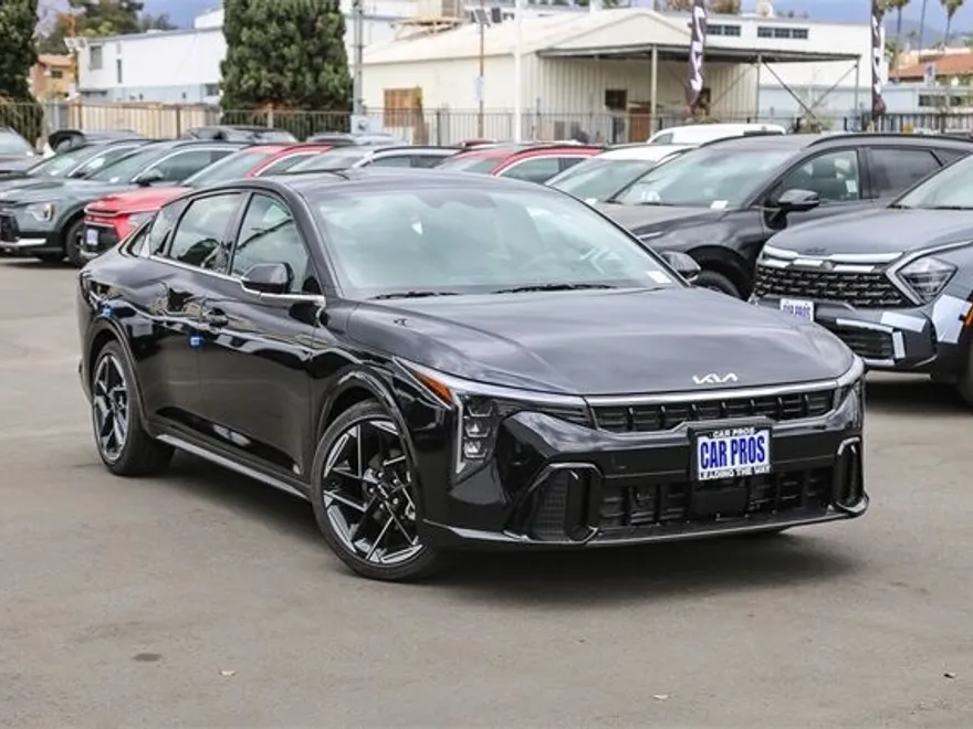 2025 Kia K4 GT-Line photo 1