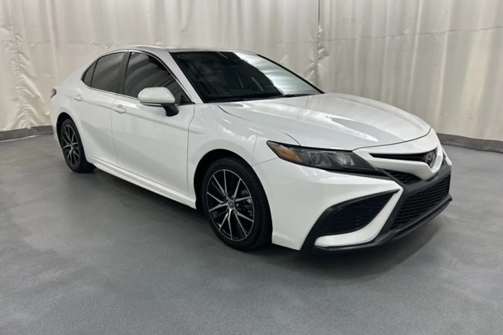 2024 Toyota Camry SE photo 1
