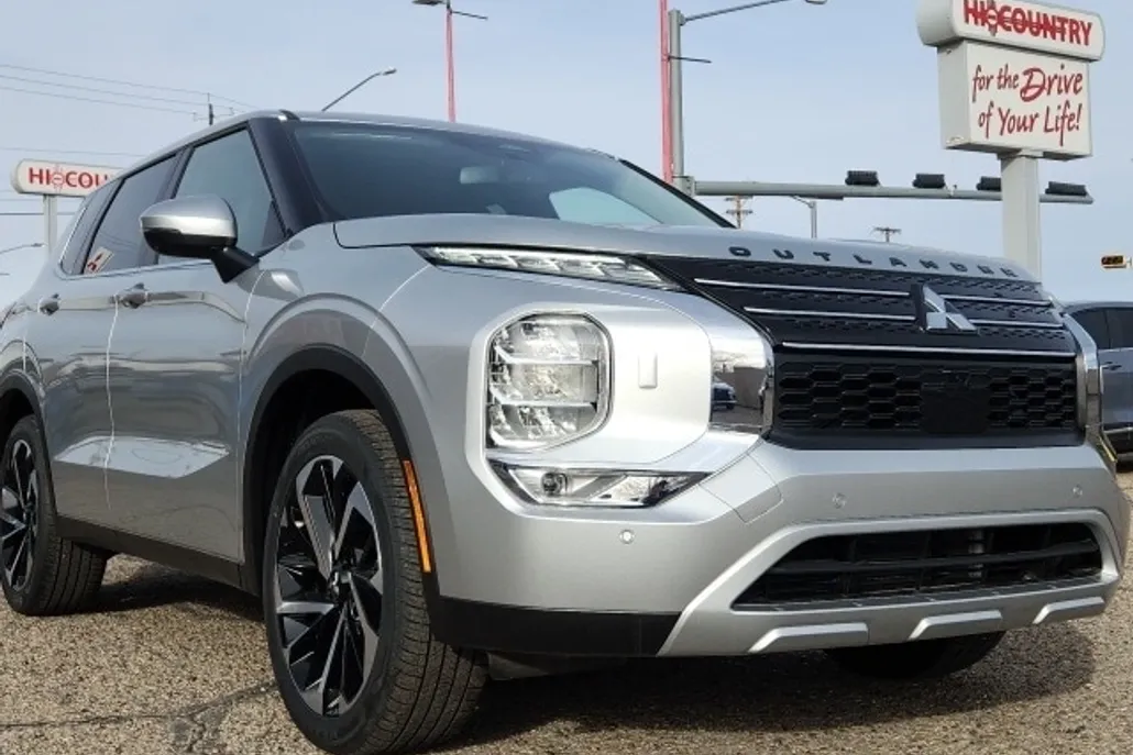 2024 Mitsubishi Outlander SE photo 1