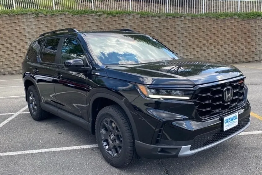 2025 Honda Pilot TrailSport photo 1