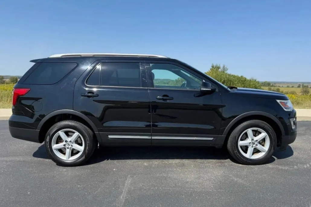 2017 Ford Explorer XLT photo 1