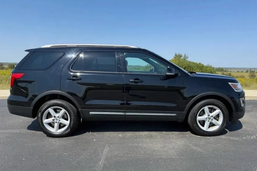2017 Ford Explorer XLT photo 1