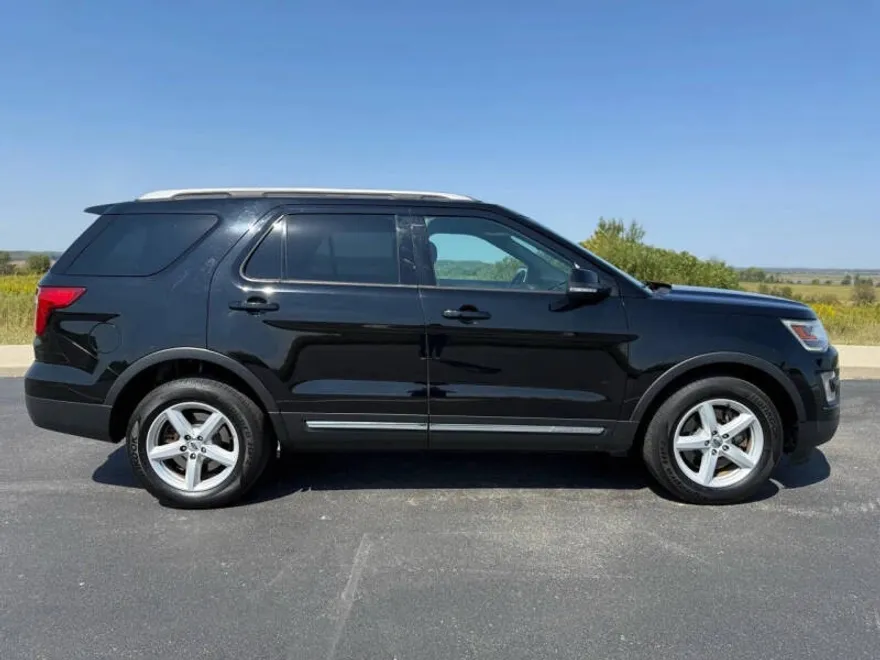 2017 Ford Explorer XLT photo 1