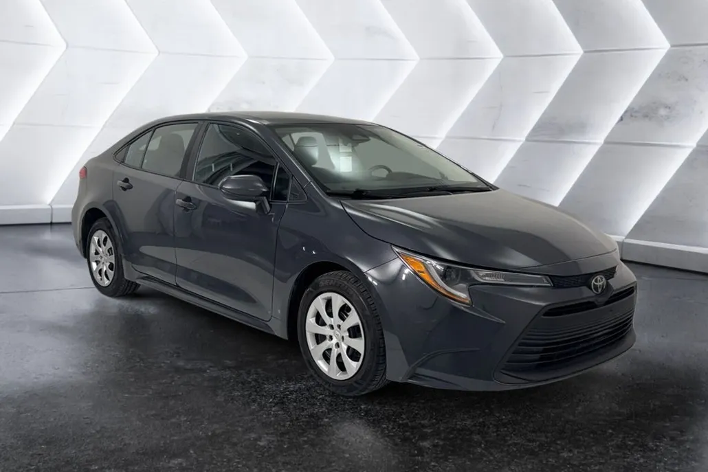 2023 Toyota Corolla LE photo 1