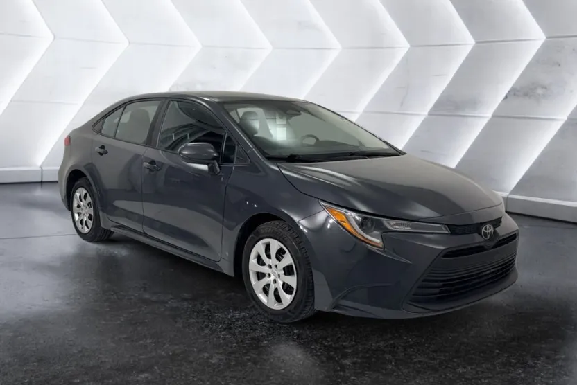 2023 Toyota Corolla LE photo 1