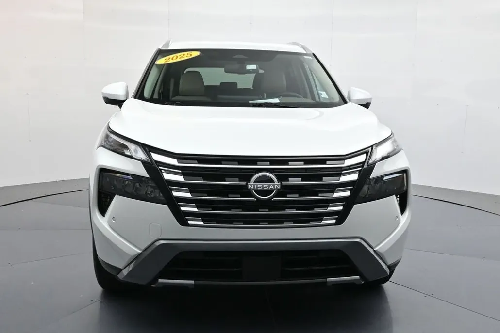 2025 Nissan Rogue SL photo 1