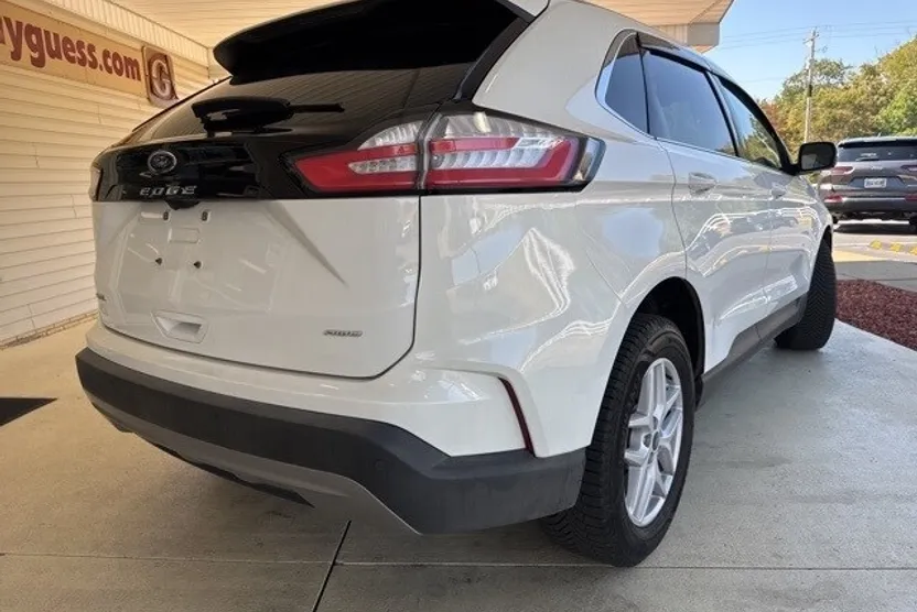 2022 Ford Edge SEL photo 1