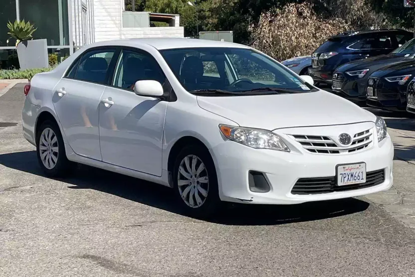 2013 Toyota Corolla LE photo 1
