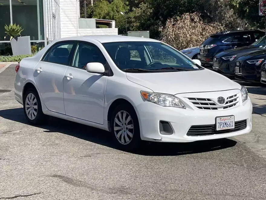 2013 Toyota Corolla LE photo 1