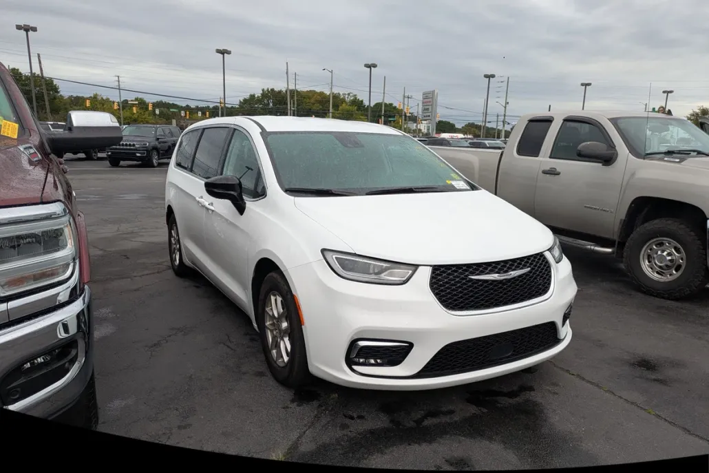 2024 Chrysler Pacifica Touring L photo 1