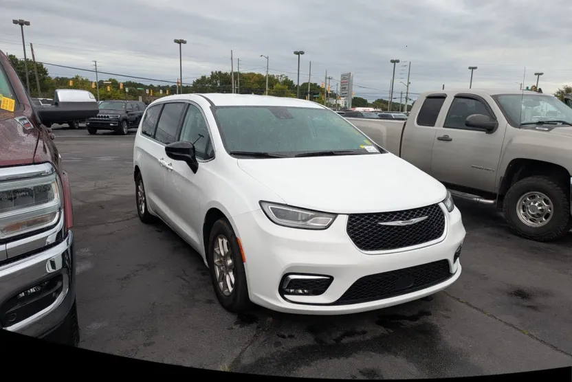 2024 Chrysler Pacifica Touring L photo 1