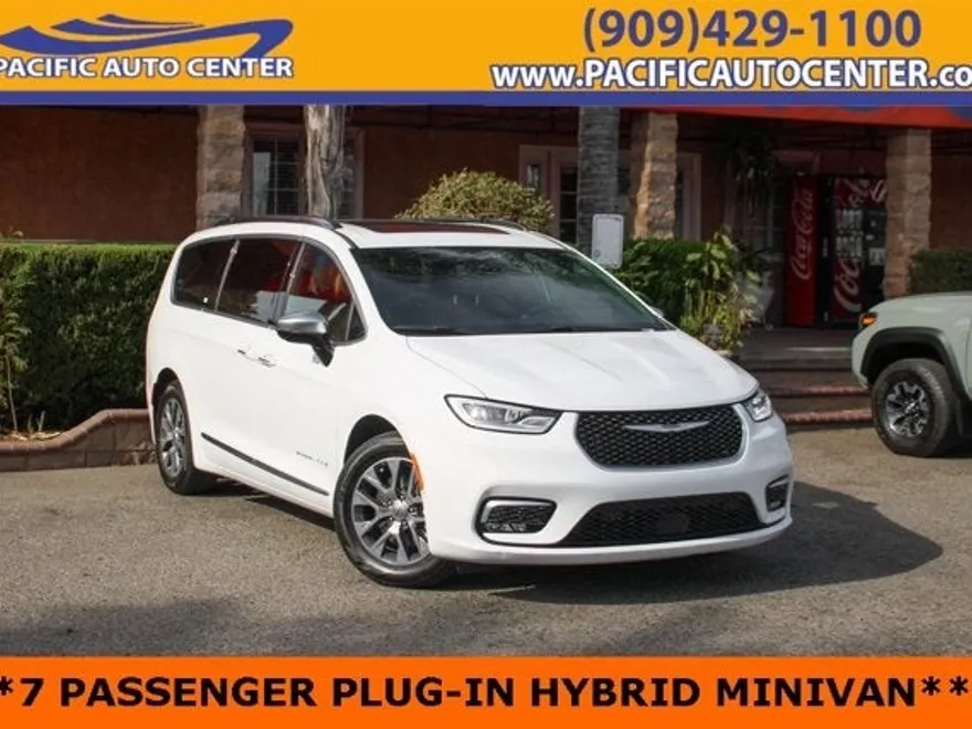 2023 Chrysler Pacifica Hybrid Pinnacle photo 1