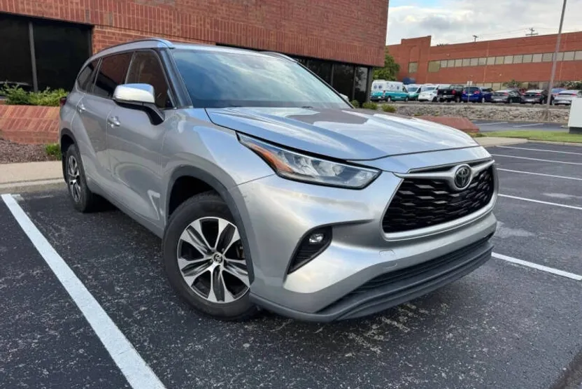 2020 Toyota Highlander XLE photo 1
