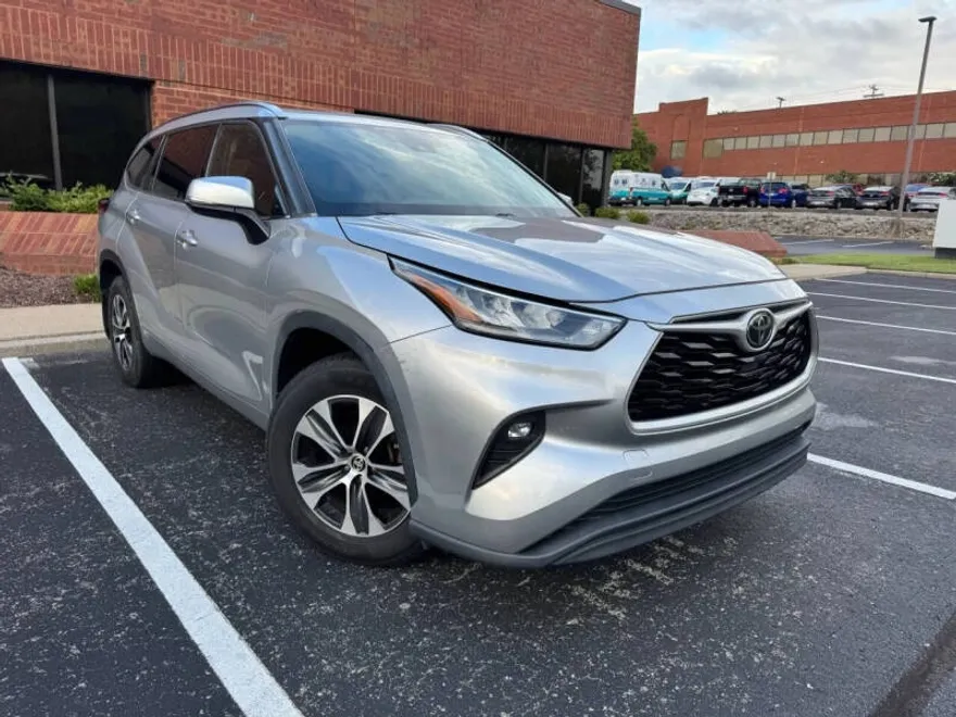 2020 Toyota Highlander XLE photo 1